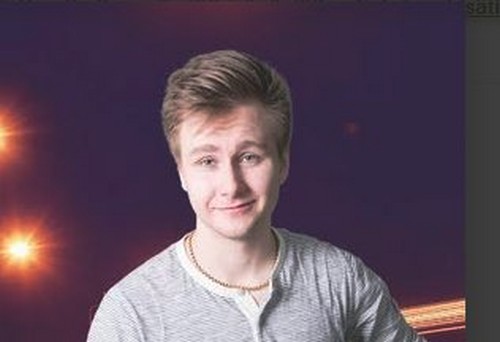 Santeri Nyrönen hymyilee tyytyväisenä voittopokaalin kanssa