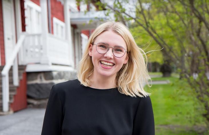 Sofi Oksanen ja Nelli-koira saunassa, suomalainen idylli