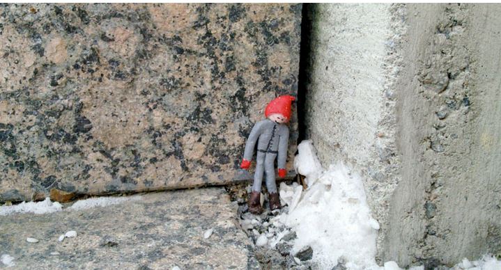 Pieniä, värikkäitä lilliputtihahmoja kävelemässä Vaasan kadulla