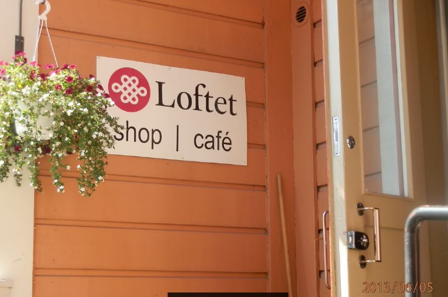 Juhlaväkeä Loftetin sisätiloissa konsulinnan kutsuilla