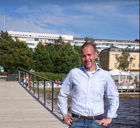 Kim Hiekkanen, digiassistentti, hymyilee kameralle