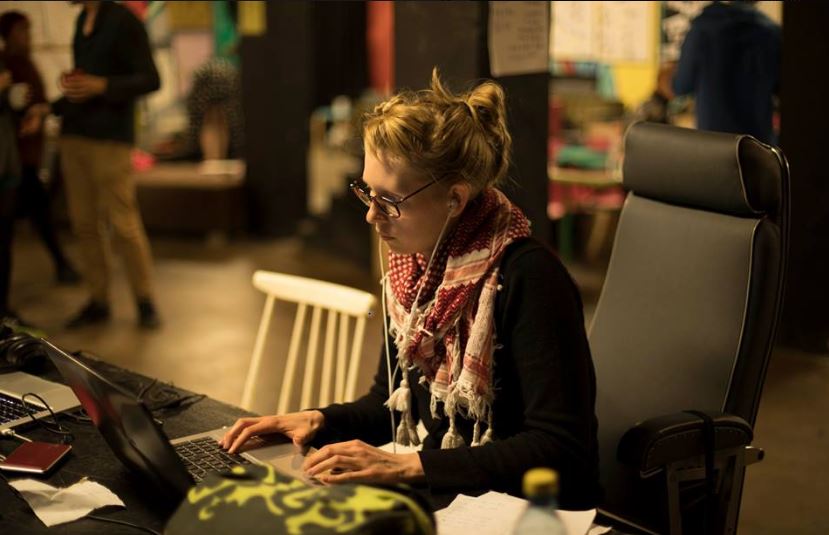 Reeta Kankaanpää editoi videota tietokoneella