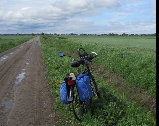 Retkipyöräilijä nauttii luonnosta aurinkoisena päivänä