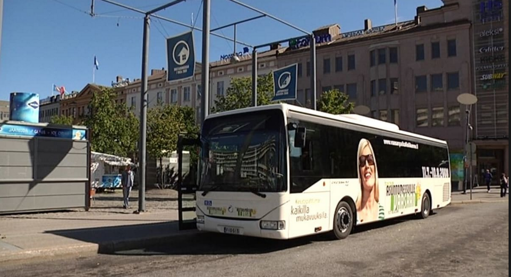 Vaasan kaupunkibussi pysäkillä, taustalla rakennuksia