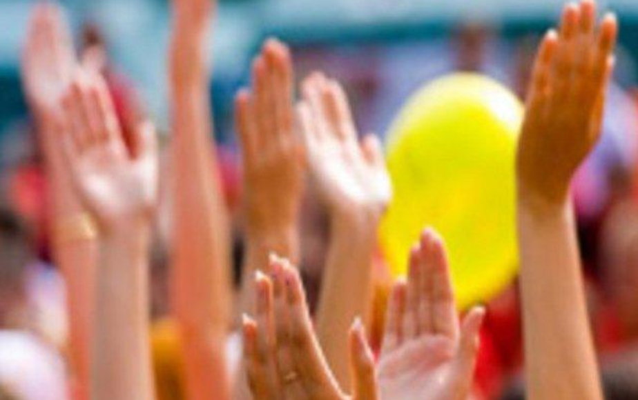 Nuori tyttö katsoo ulos ikkunasta, mietteliäänä