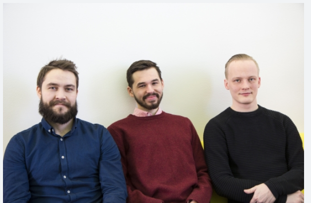 Vaasan yliopiston opiskelijajoukkue hymyilee kansainvälisen casekilpailun finaalissa