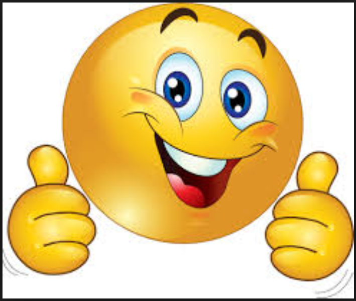 Nuori nainen hymyilee ja pitää kädessään hakemusta