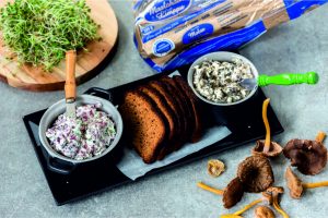 Maalahden limppu ja levitteitä tarjoilupöydällä