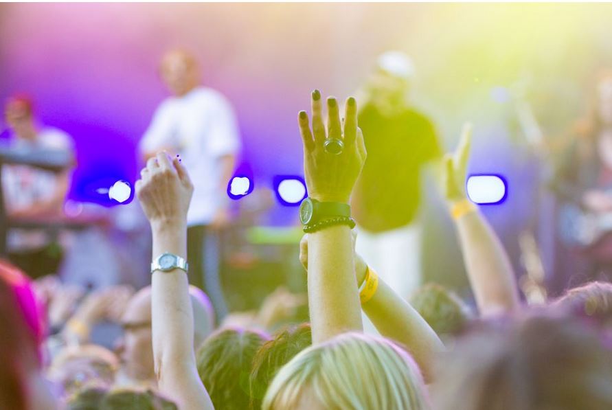 Nuoria kokoontunut Haloo VSA -tapahtumaan, lavalla esiintyjä