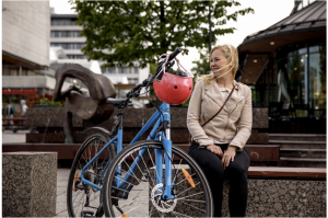 Kävelykatu, jossa ihmisiä ja rakennuksia