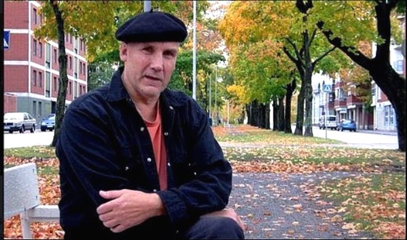 Risto Jalonen, vaasalainen taiteilija, katsoo vakavana kameraan