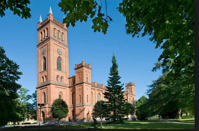 Vaasan kirkon kellotorni kohoaa sinistä taivasta vasten