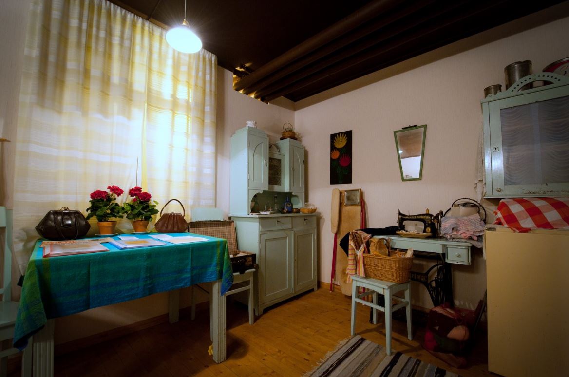 Fannyn kodin sisätilat, ehkä olohuone tai keittiö