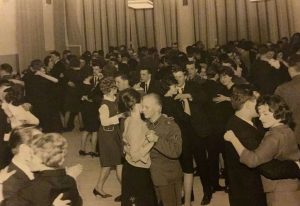 Järjestyksenvalvoja seisoo tanssipaikan ovella