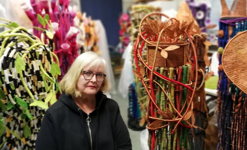 Kaarina Heikinheimo, Suomen merkittävä tekstiilitaiteilija, katsoo kameraan