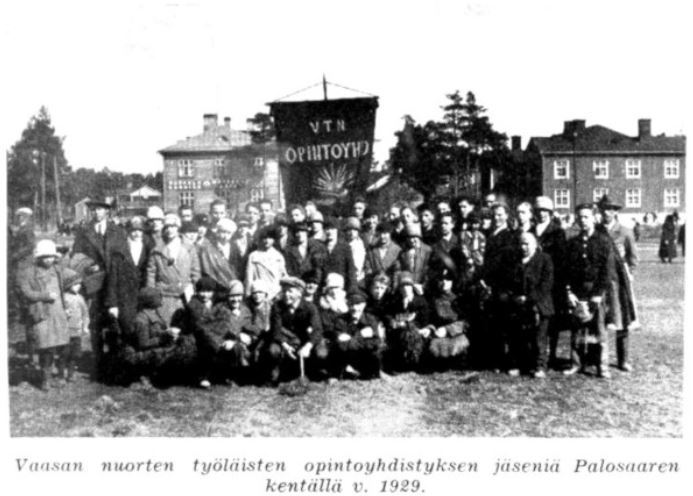 Opintopiiri kokoontuu pöydän ääreen, miehiä ja naisia