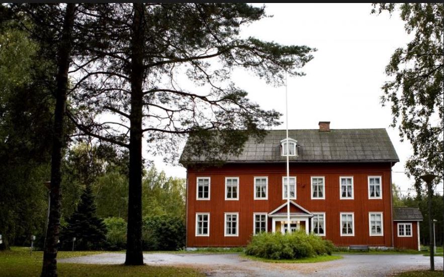 Tottesundin kartanon päärakennus, sen historia ja kummitukset