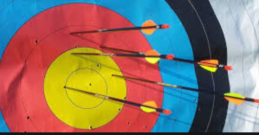 Jousiammuntaseura Dianan jäseniä harjoittelemassa ulkona