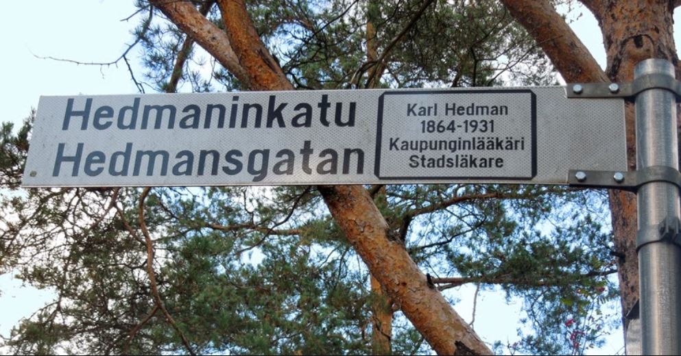 Hedmaninkadun kyltti Vaasassa, taustalla rakennuksia