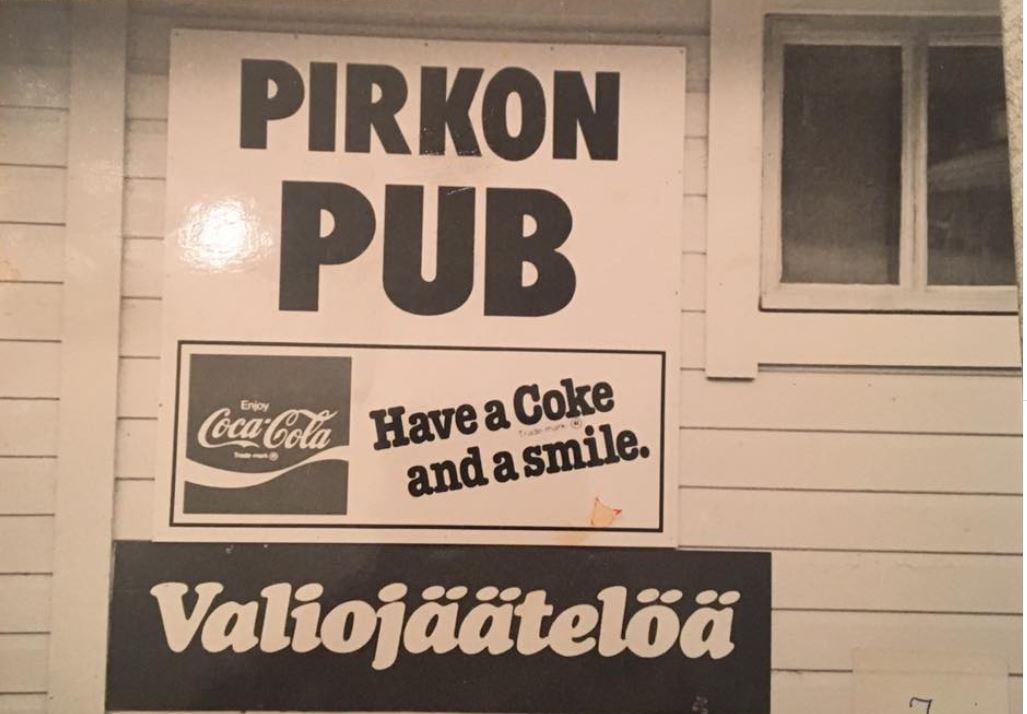 Pirkon Pubin sisätilat, asiakkaita ja baaritiski