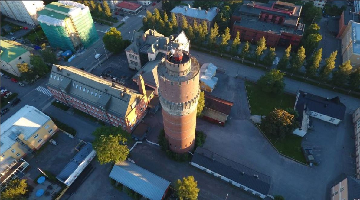 Vaasan vesitorni kohoaa korkealle kaupungin yllä
