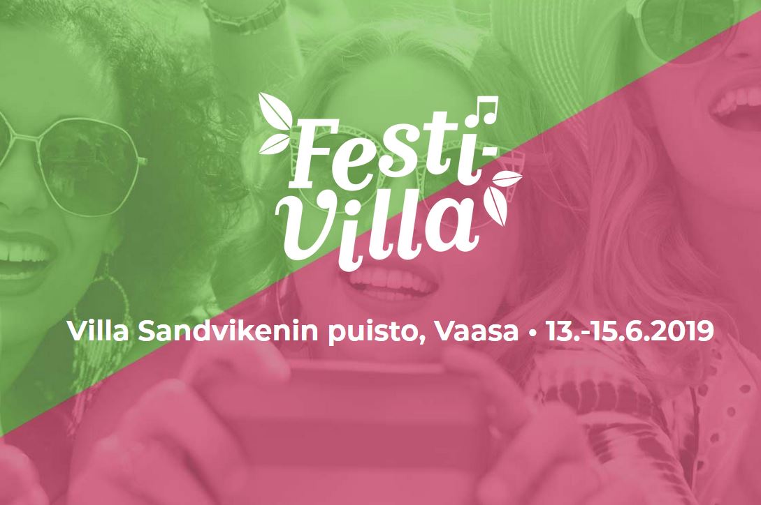 Iloisia ihmisiä nauttimassa musiikkifestivaalitunnelmasta ulkona