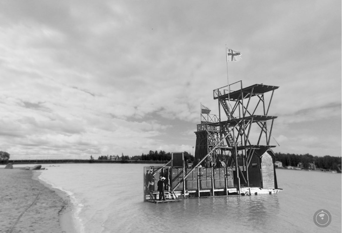 Hietasaaren uimalaitos ja ihmisiä rannalla vuonna 1933