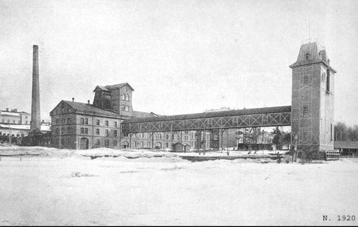 Vaasan Höyrymylly rakennus, jossa on korkea savupiippu