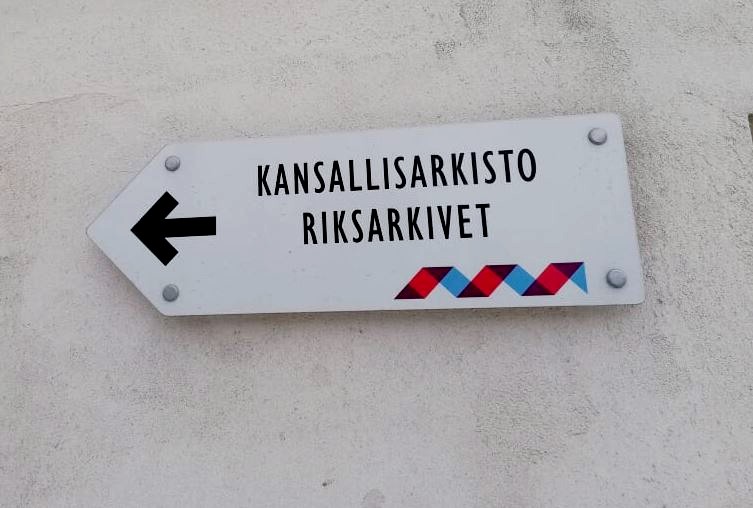 Vanhoja asiakirjoja ja arkistomateriaalia Kansallisarkiston hyllyillä Vaasassa