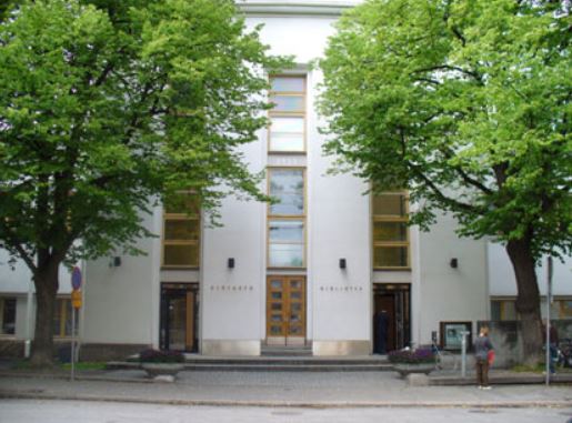 Vaasan kaupunginkirjaston rakennus ulkoa, aurinkoisena päivänä