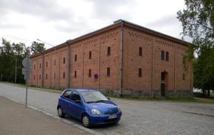 Vaasan Kruununmakasiini, vanha tiilirakennus, puita ja taivas