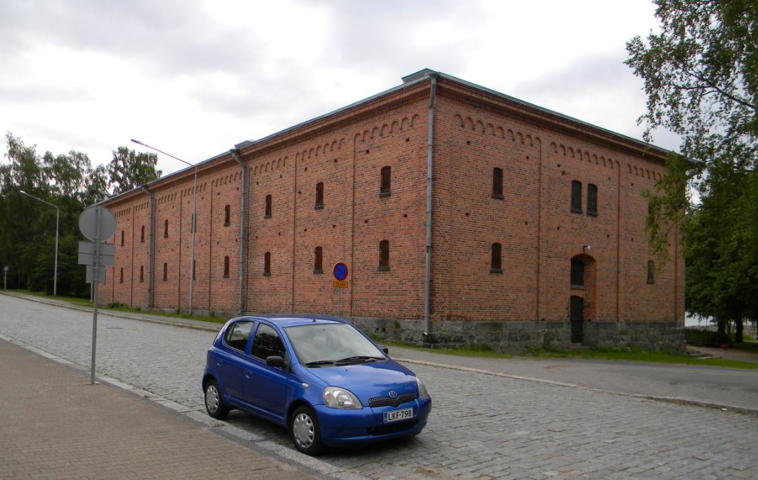 Vaasan Kruununmakasiini, vanha tiilirakennus, puita ja taivas