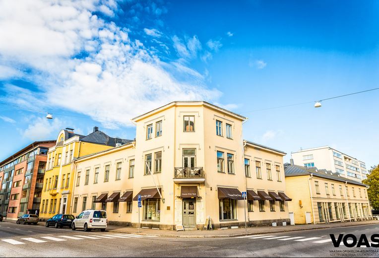 Kulmahovi-rakennus Vaasan Raastuvankadulla, Ekholmin talo