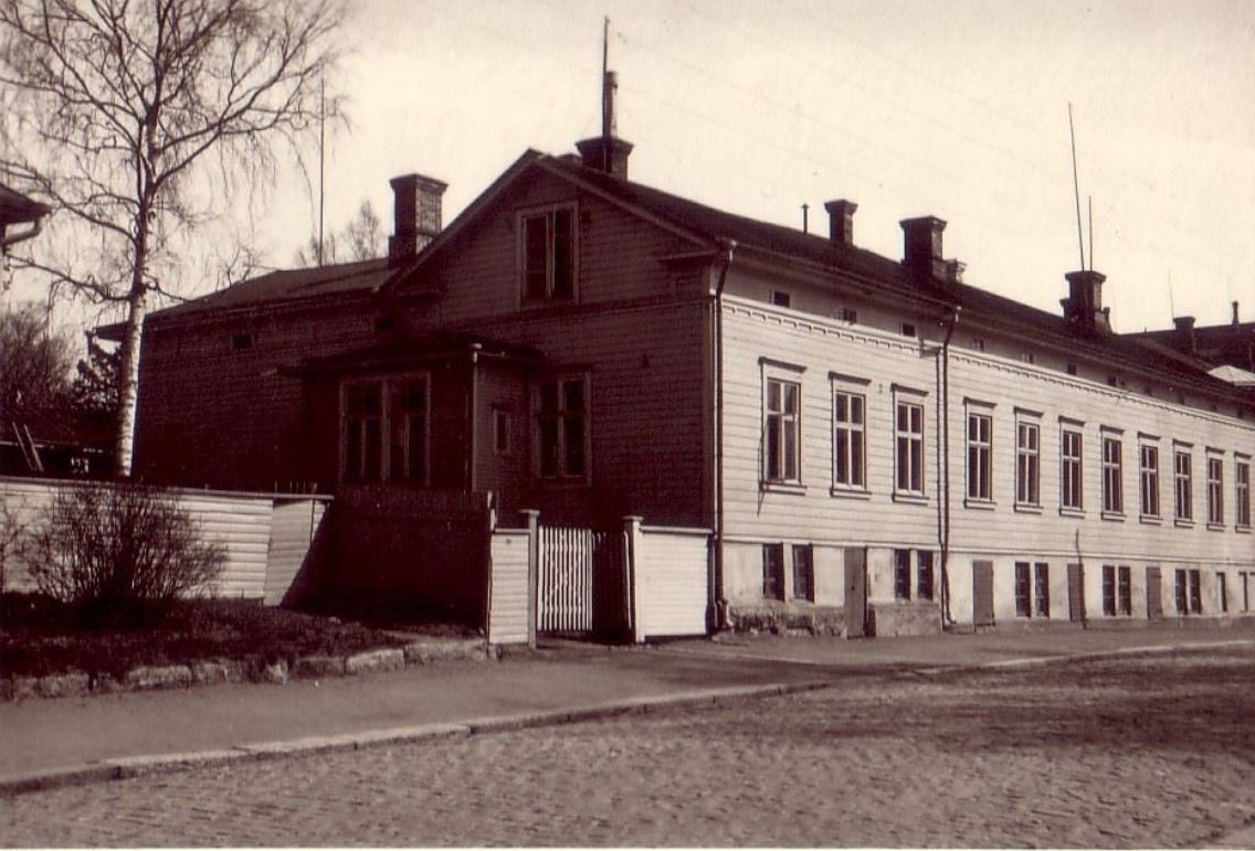 Rantakatu 14:n rakennus Vaasassa, julkisivu ja ympäristö