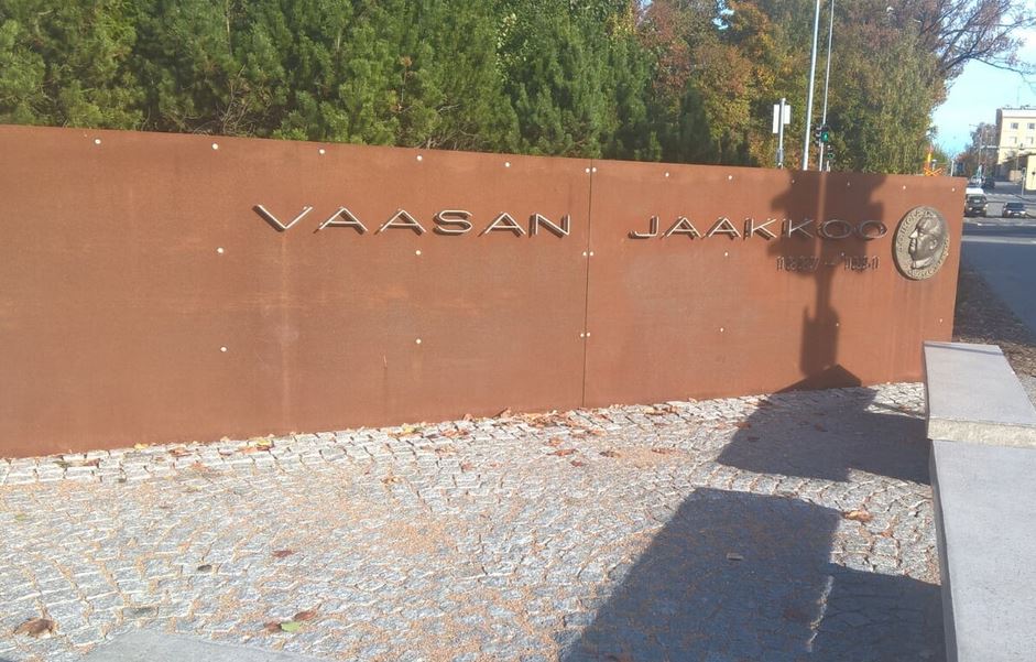 Vaasan Jaakkoo, J.O. Ikola, puulaakijalkapallon perustaja