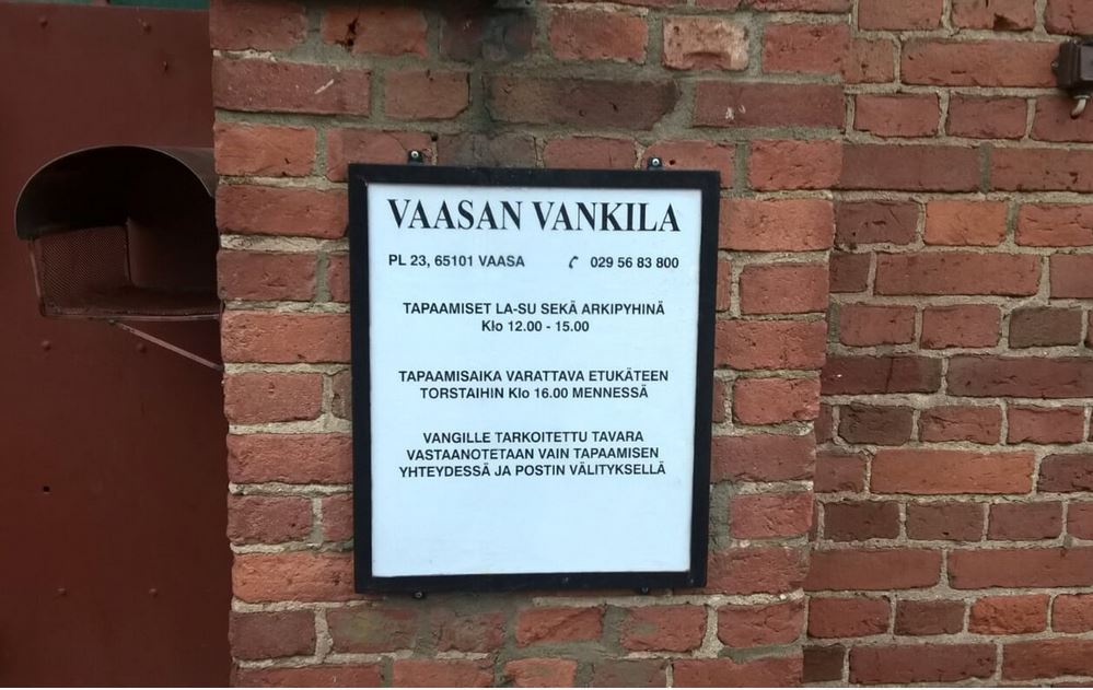 Vaasan Lääninvankilan punatiilinen julkisivu ja korkea muuri