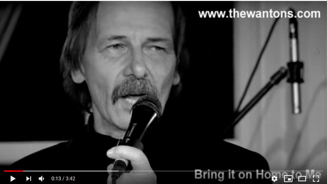 Wantons-yhtye esiintyy lavalla, yleisöä edessä