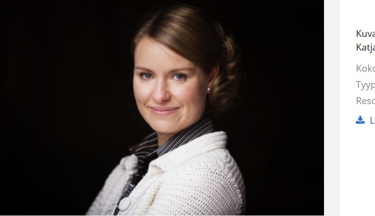 Petra Sippola, tutkija, hymyilee kameralle