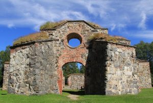 Vanhan Vaasan Pyhän Marian kirkon rauniot, kiviseinät ja nurmikko