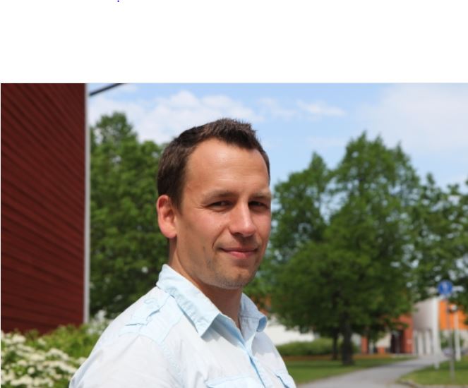 Sami Isoniemi on syntynyt Seinäjoella vuonna 1986 ja kirjoittanut ylioppilaaksi Kurikan lukiosta vuonna 2005. Hänellä on poliisin perustutkinto Poliisiammattikorkeakoulusta. Isoniemi valmistui vuonna 2012 hallintotieteiden maisteriksi Vaasan yliopistosta. Hän asuu Vaasassa ja toimii rikoskomisariona Pohjanmaan poliisilaitoksella.