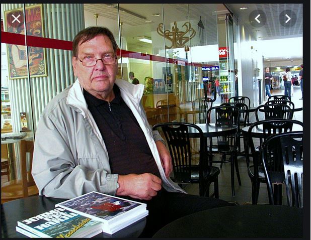 Jorma Ojaharju, kirjailija, katsoo vakavana kameraan