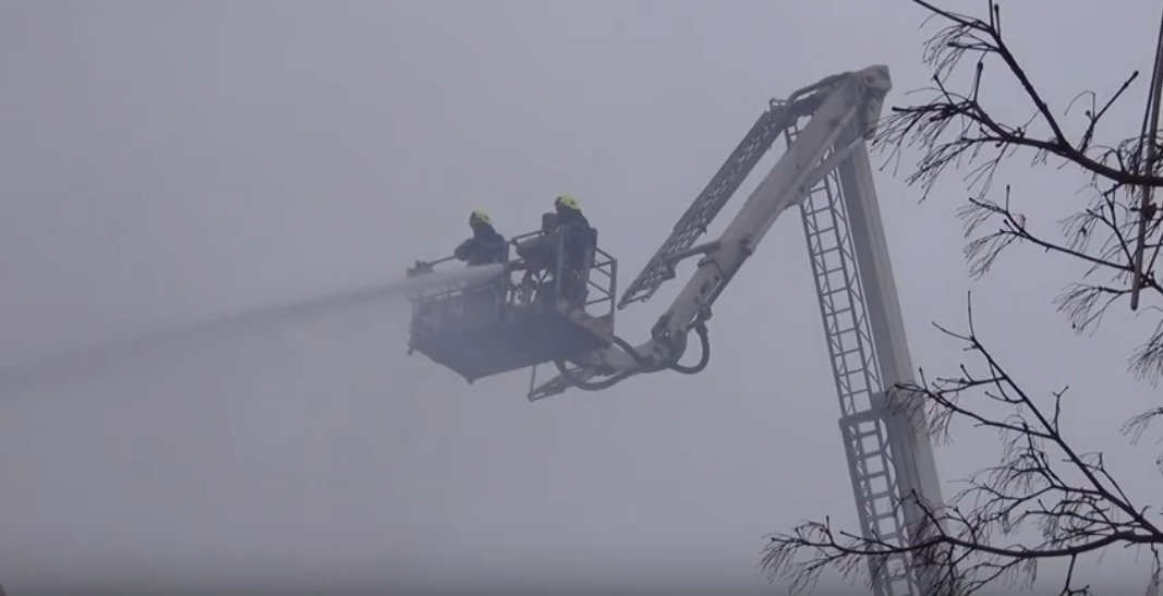 Palomiehet sammuttamassa Hartman-talon tulipaloa Vaasassa 1967