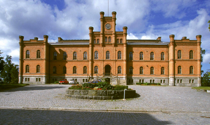 Vaasan hovioikeudentalo, Setterbergin suunnittelema, arkkitehtuuriltaan vaikuttava rakennus