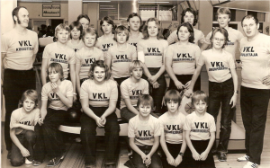 Keilahallin sisätilat 1970-luvulta, keilaajia radalla