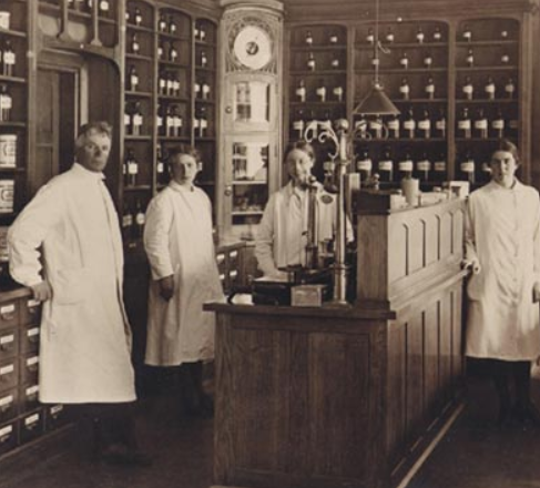 Vaasan Keskusapteekin julkisivu ja sisätilat