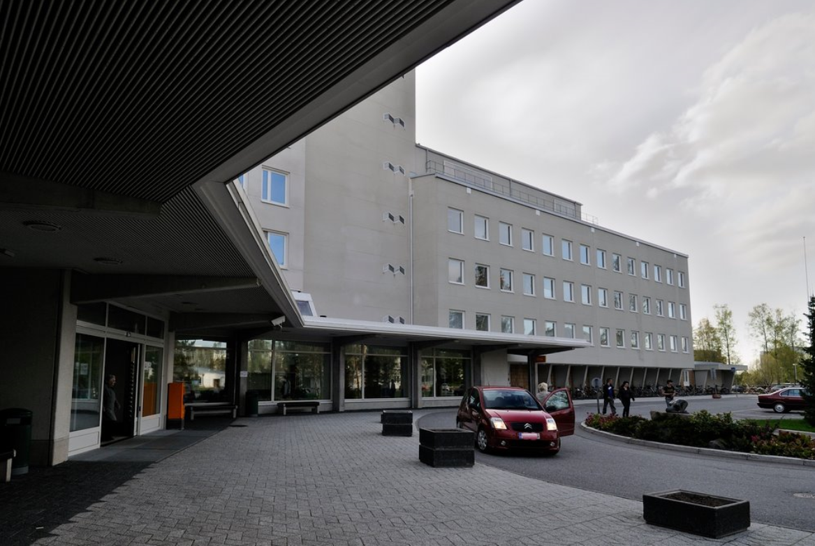 Vaasan keskussairaalan ulkokuva, edessä puita ja nurmikkoa