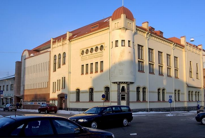 Teatteriravintola Kulman sisätilaa, pöytiä ja tuoleja