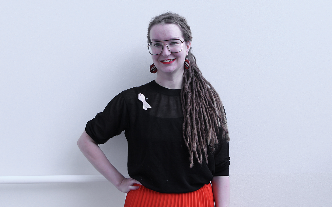 Lotta Alhonnoro, tutkija, hymyilee kameralle