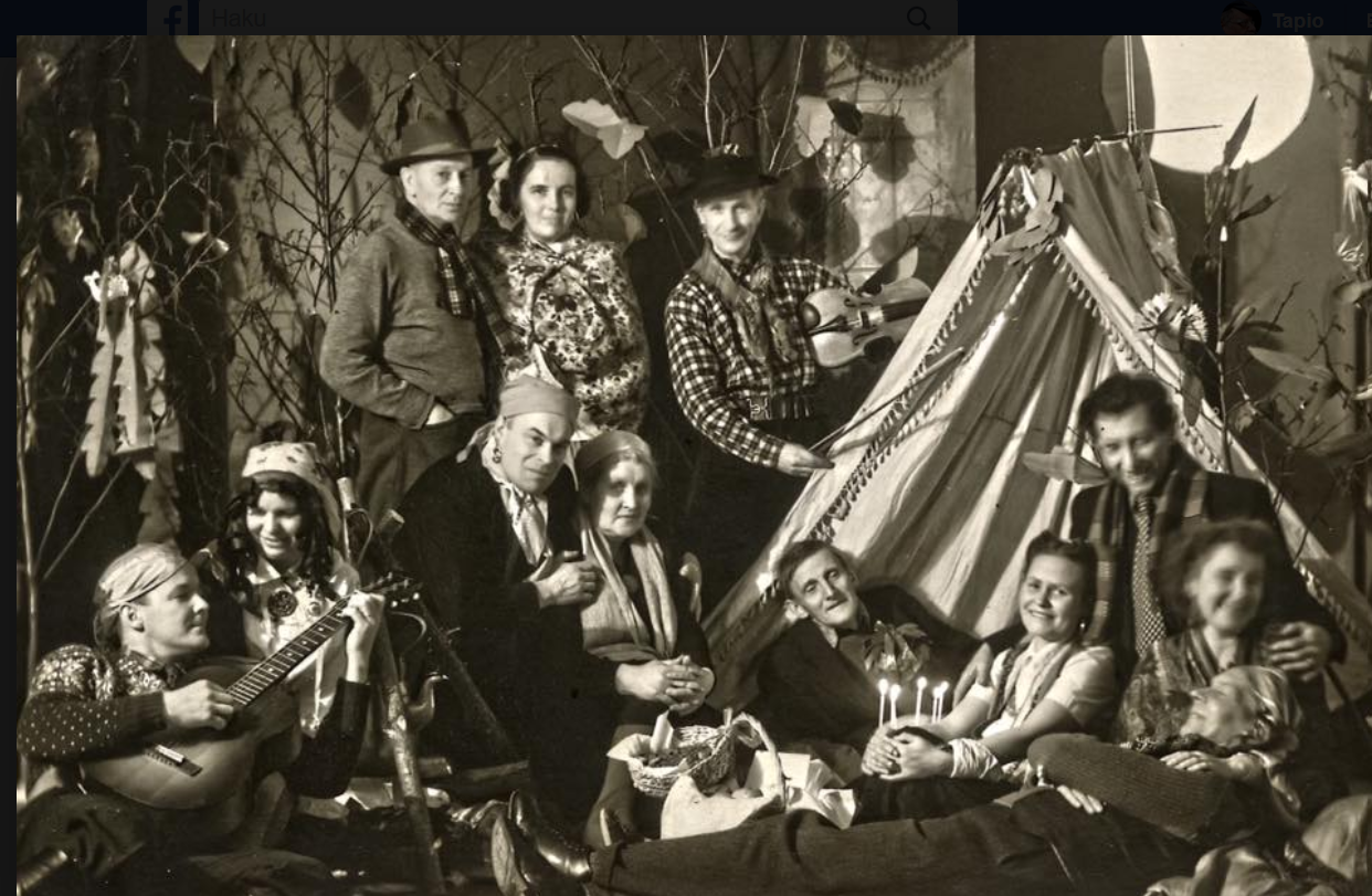 Taiteilijoita Nyblinin valokuvaamon ateljeessa Vaasassa 1940-50-lukujen vaihteessa