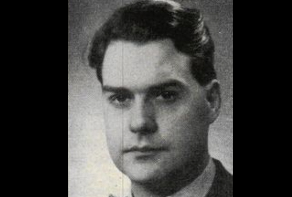 Thomas Warburton, vakava mies, katsoo kameraan